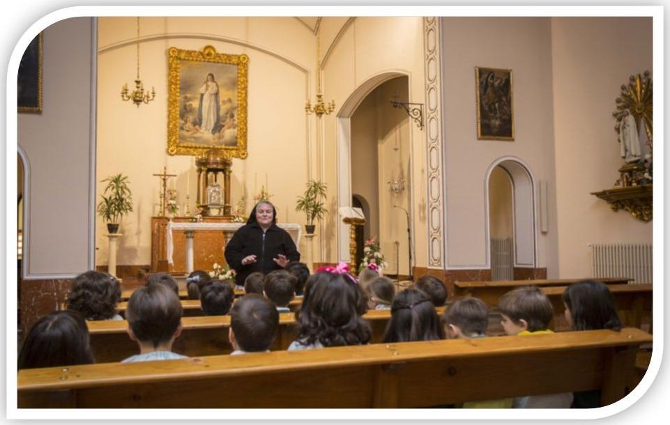 Una hermana del centro con los niños en la capilla del colegio