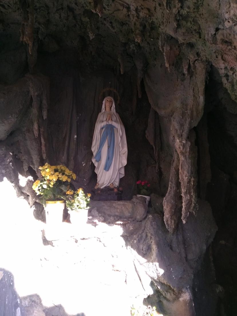 Virgen de Lourdes en la gruta del centro