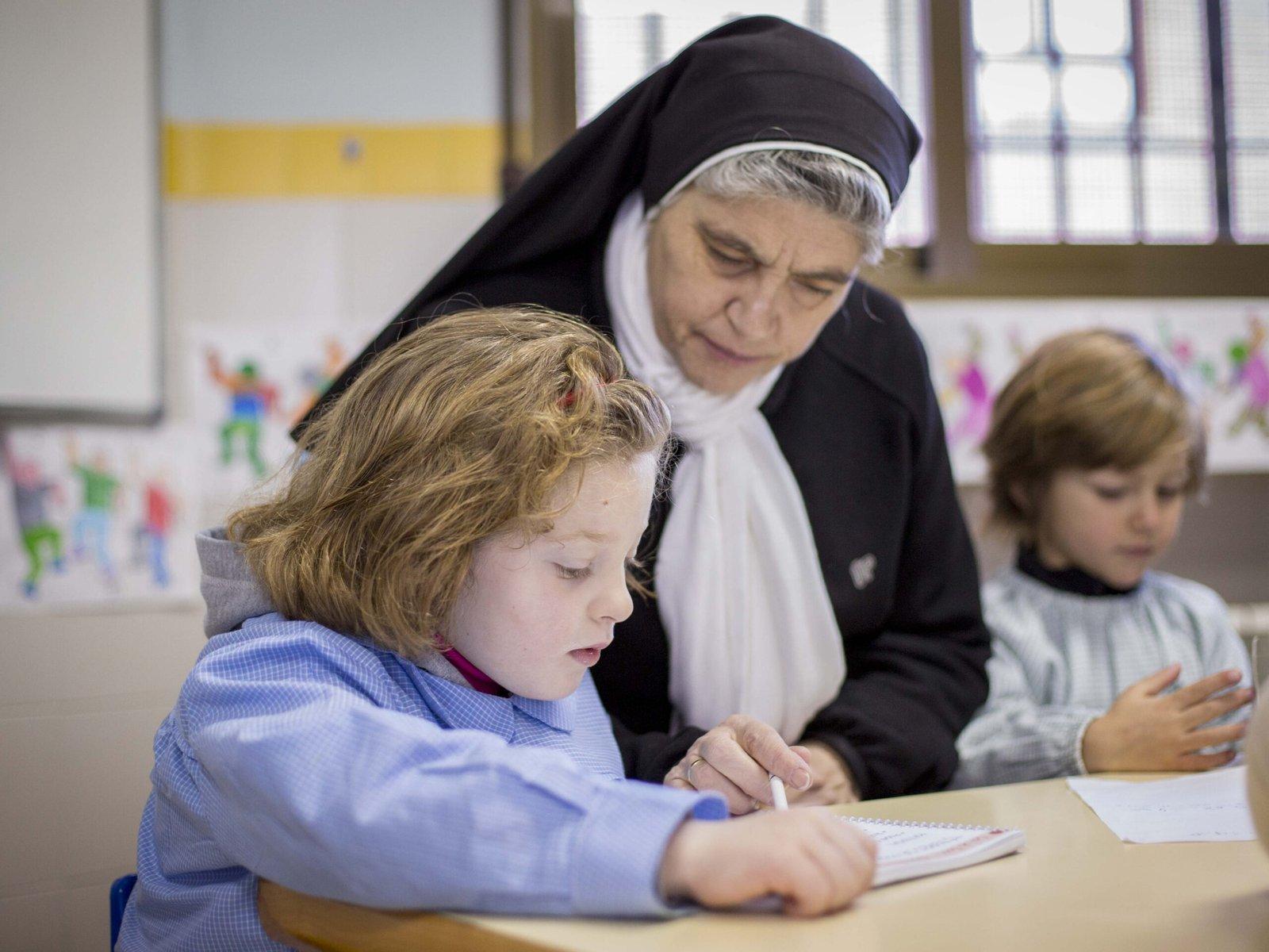 Hermana del centro con una alumna
